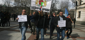 Премиерът обеща повече пари за служителите в затворите