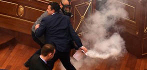 Депутати пуснаха сълзотворен газ в парламента на Косово (ВИДЕО+СНИМКИ)