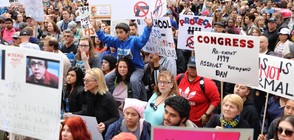 СРЕЩУ ОРЪЖИЯТА: Стотици хиляди младежи протестират в САЩ и Европа (ВИДЕО+СНИМКИ)