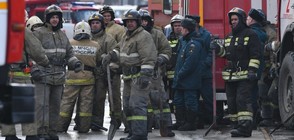 Евакуираха десетки от горяща многоетажна сграда в Петербург (СНИМКИ)