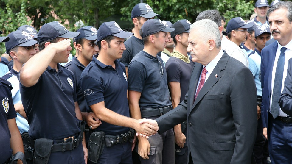 Премиерът на Турция Бинали Йълдъръм поздравява полицаи. Снимка: Архив БГНЕС