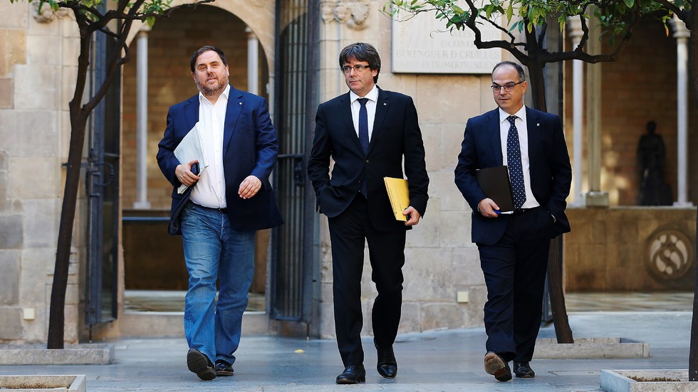 Каталунският премиер Карлес Пучдемон (в средата), снимка: ЕПА/БГНЕС
