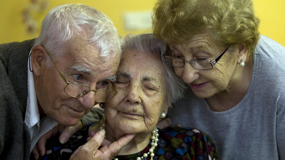 Ана Вела на 110-ия си рожден ден с две от децата си. Снимка: БГНЕС, архив