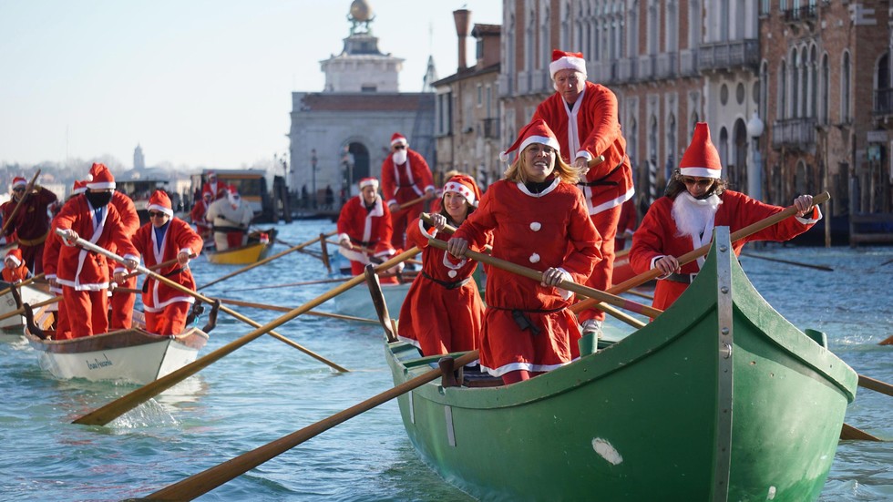 Гребци, облечени като Дядо Коледа, се състезаваха във Венеция (СНИМКИ) -  NOVA
