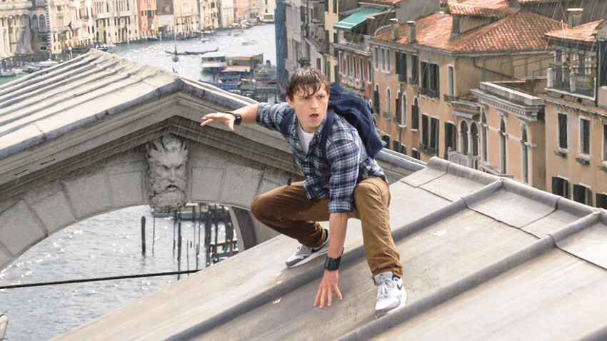 Спайдърмен: Далече от дома