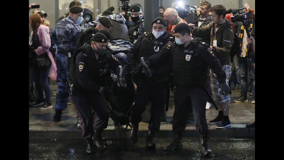 Над 100 задържани след протест за оставката на Путин в Москва