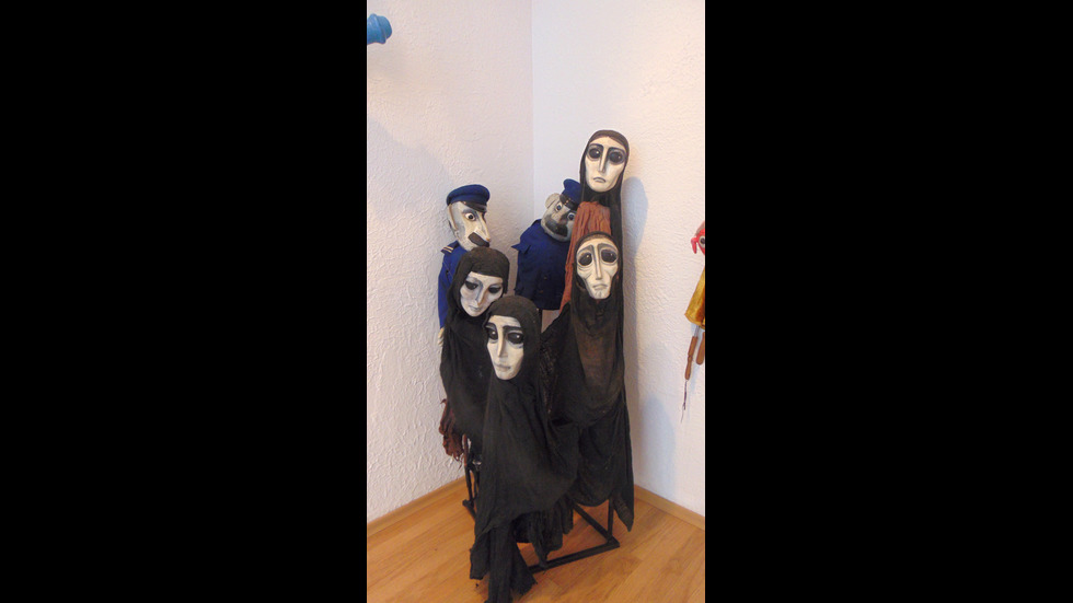 В света на куклите