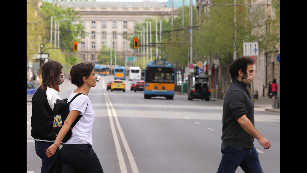 Първи ден без маски на открито