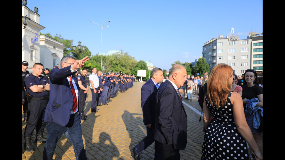 Протест в подкрепа на Никола Минчев пред НС