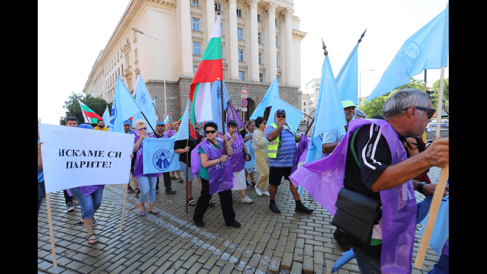 Протест на „Автомагистрали-Черно море“ блокира булеварда пред МС