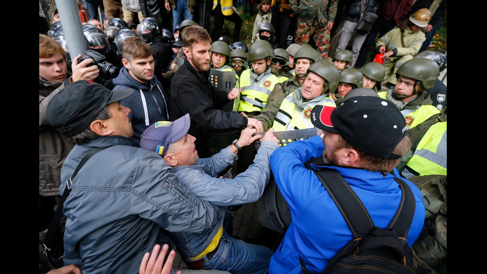 СБЛЪСЪЦИ В УКРАЙНА: Четирима пострадаха по време на протест