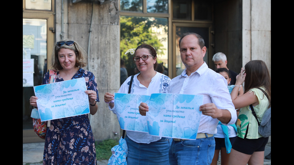 Родители на протест срещу онлайн обучението