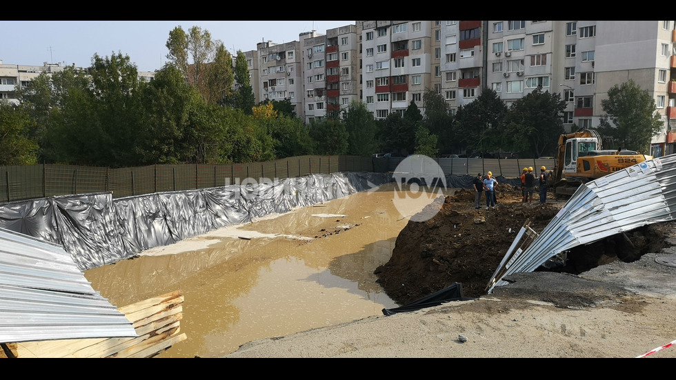 Кола пропадна в строителен изкоп