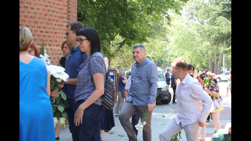 Семейство, приятели и колеги изпратиха Иван Нейков в последния му път