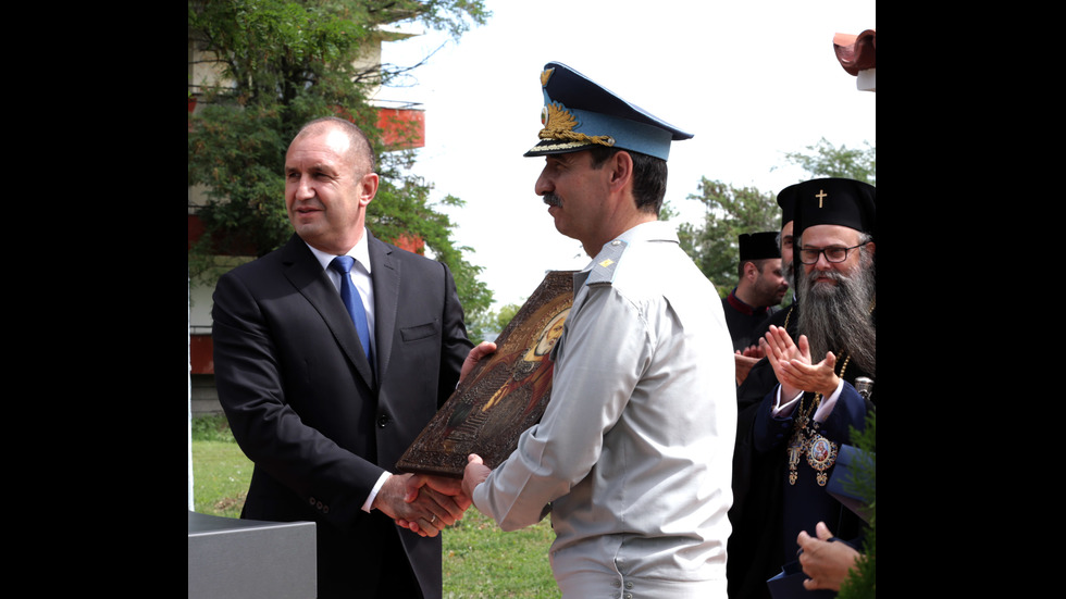 Президентът присъства на освещаването на параклис в авиобаза „Граф Игнатиево”