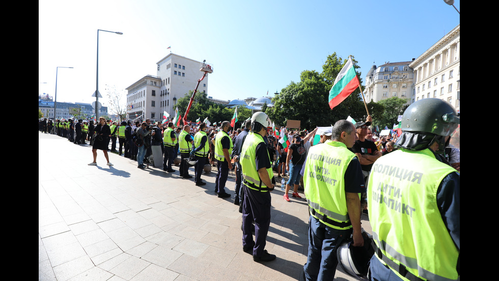 Протест пред парламента