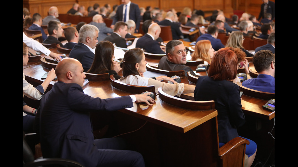 Депутатите обсъждат бюджета на извънредно заседание