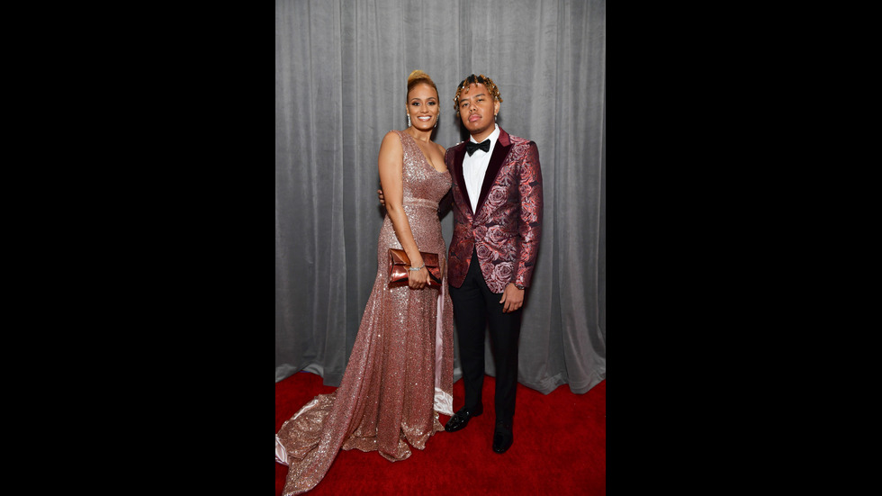 Стил и сексапил завладяха червения килим на наградите „Грами”