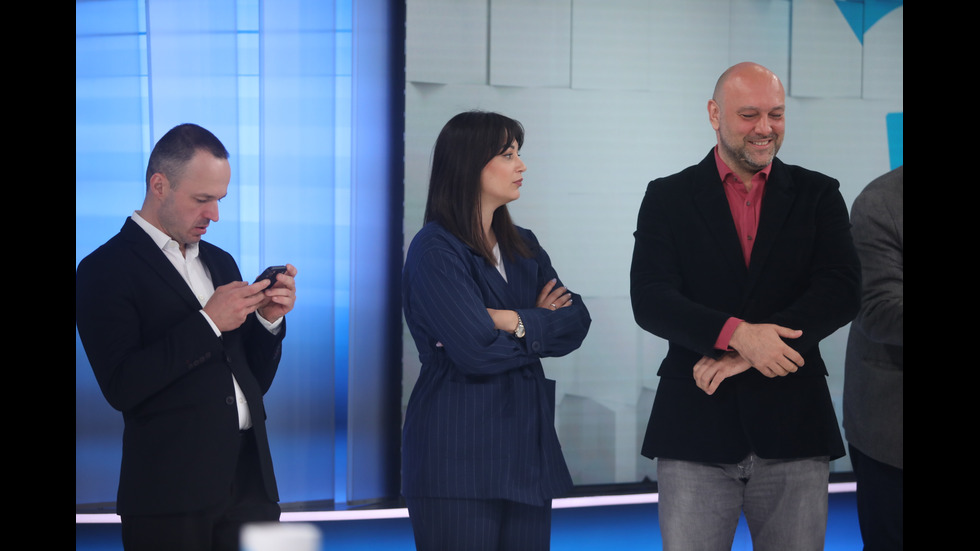 ЗАД КАДЪР: Изборният ден по NOVA В СНИМКИ