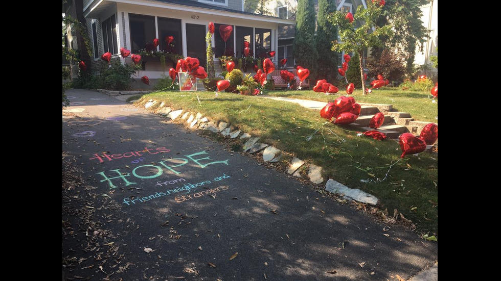 Съседи оставиха 101 балона в двора на болна жена