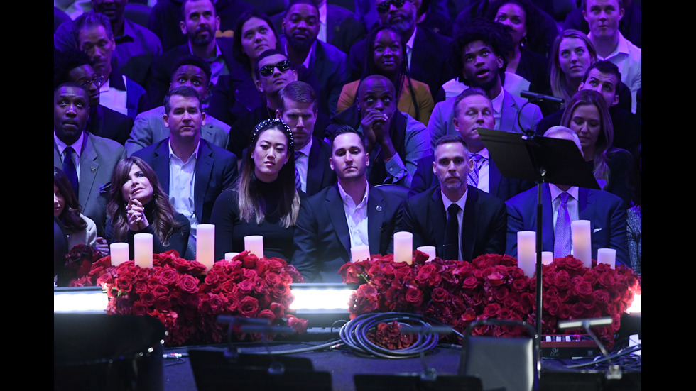 Хиляди се простиха с Коби Брайънт