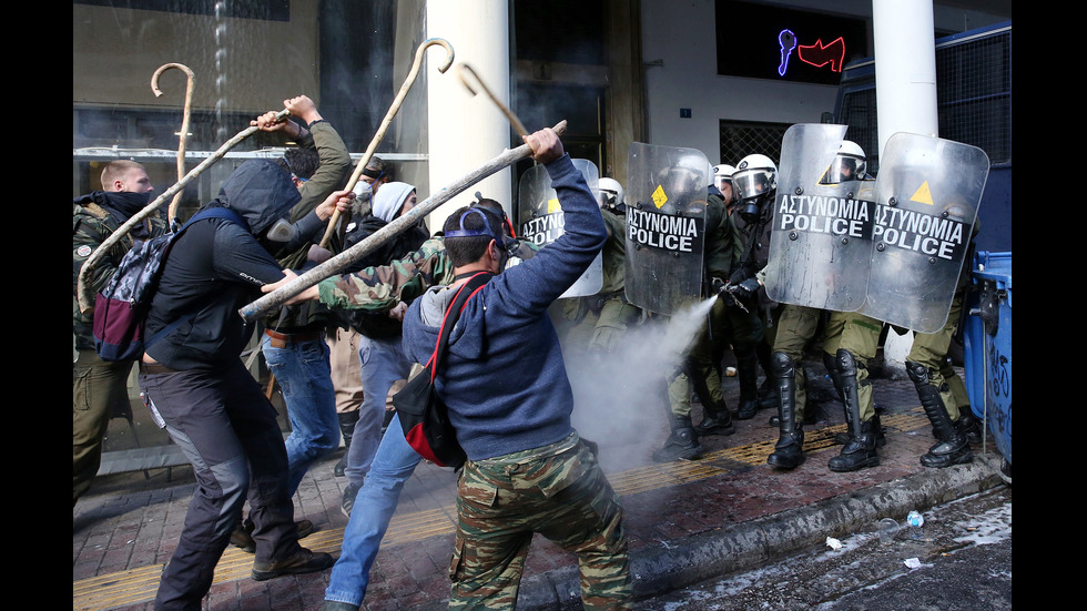 Протест на гръцки фермери прерасна в сблъсъци с полицията
