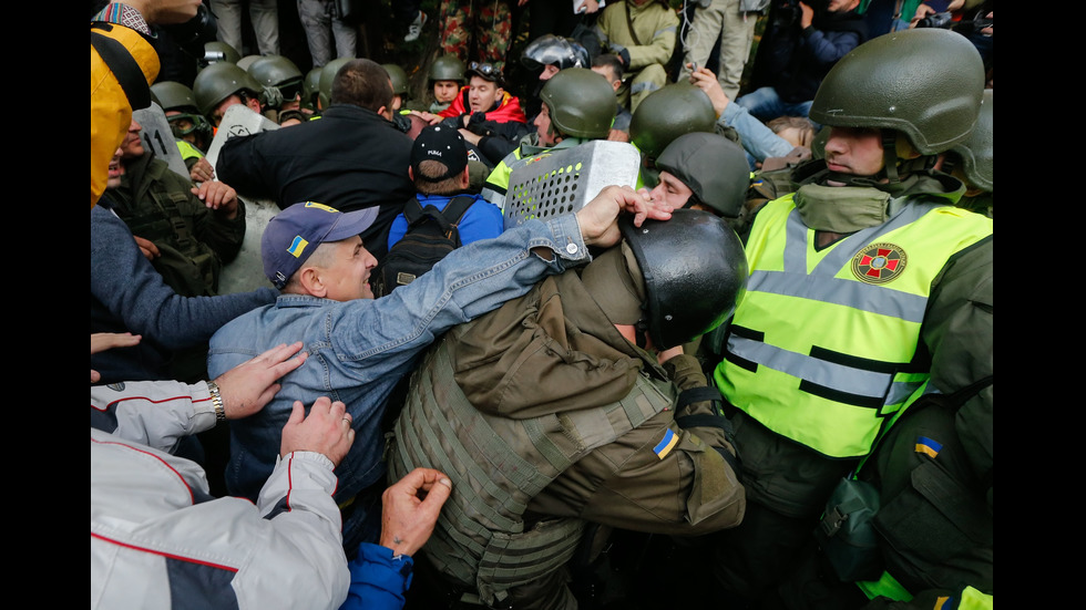 СБЛЪСЪЦИ В УКРАЙНА: Четирима пострадаха по време на протест