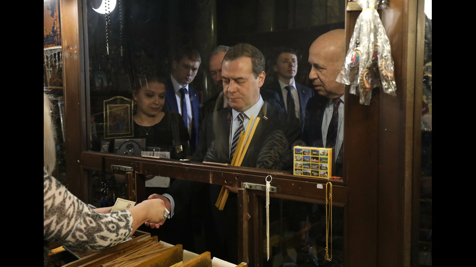 Дмитрий Медведев посети храм-паметника "Св. Александър Невски"