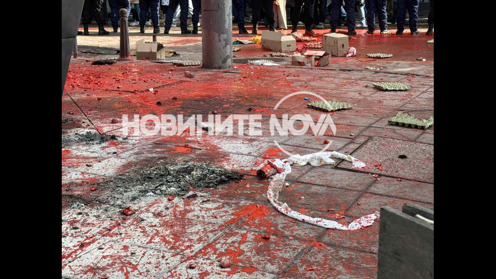 Ранени полицаи и арести на протеста на „Възраждане”