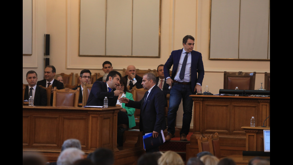 Парламентът обсъжда вота на недоверие към кабинета "Петков"