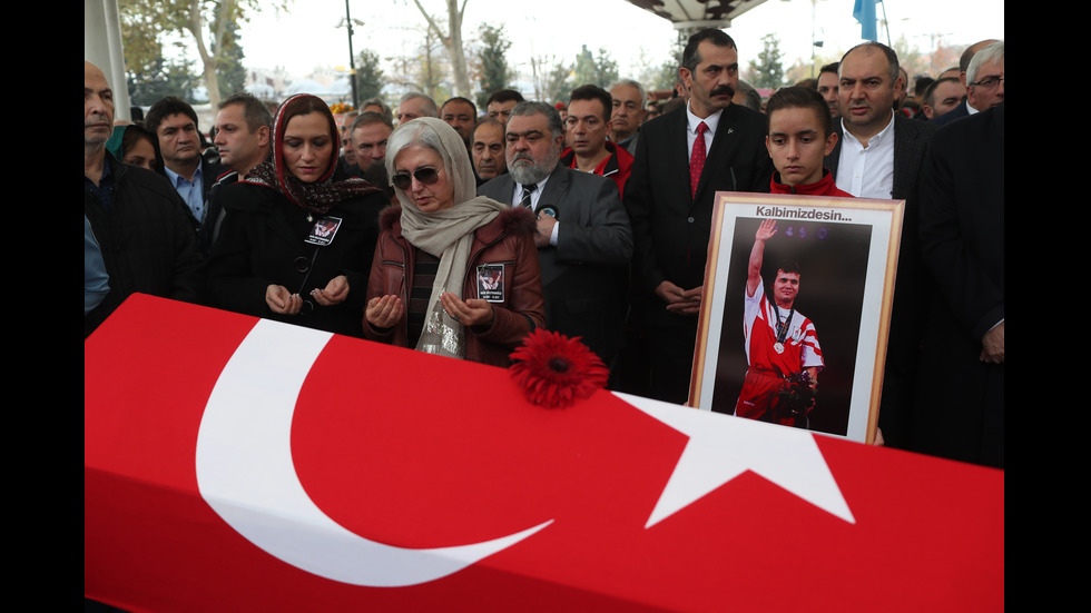 Хиляди на погребението на Наим Сюлейманоглу
