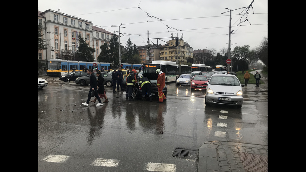 Катастрофа блокира движението в центъра на София