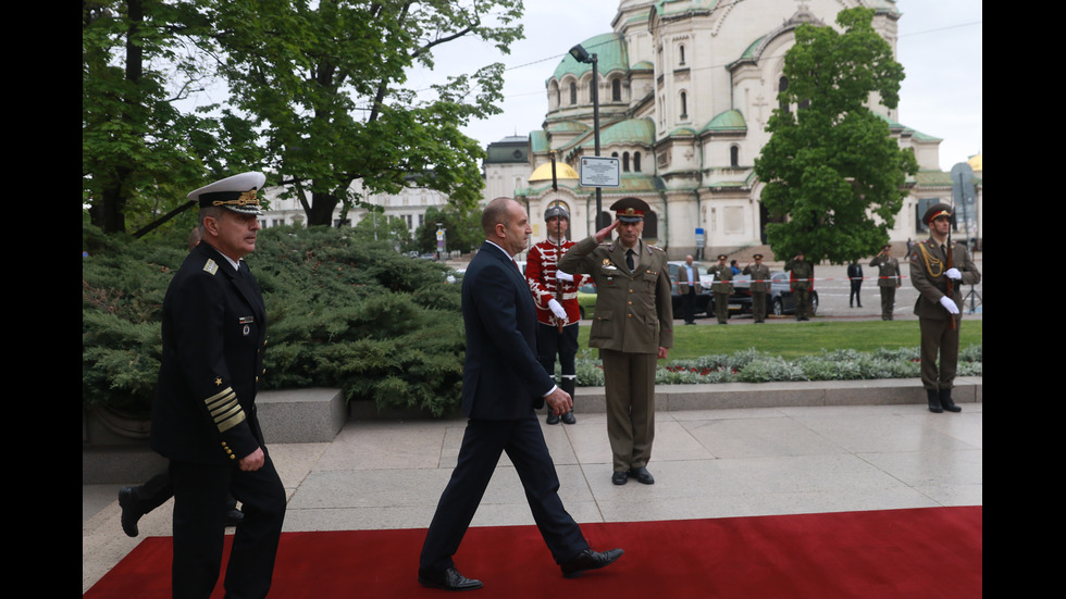 Президентът и началникът на отбраната поднесоха венци на Паметника на незнайния воин