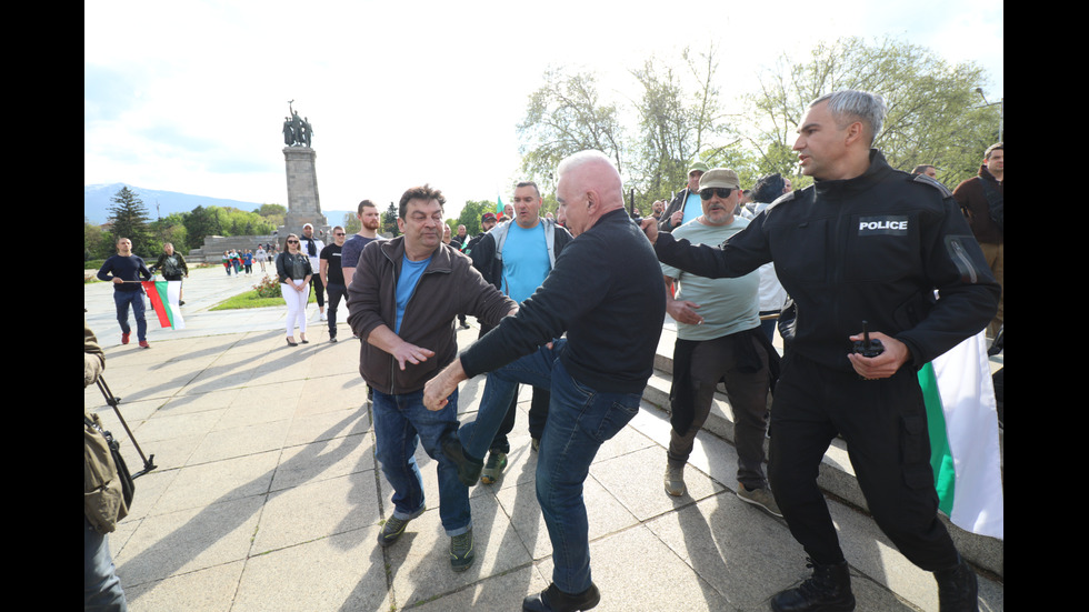 Сблъсъци белязаха протеста край Паметника на Съветската армия