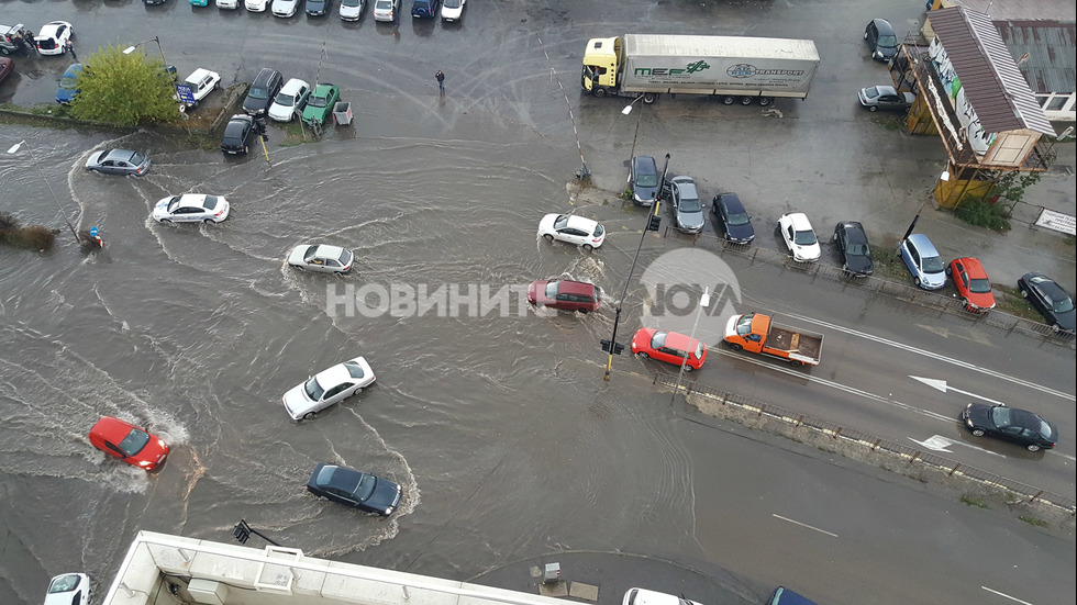 Проливен дъжд наводни улиците на Варна