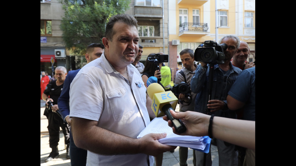 ВСС обсъжда отстраняването на Гешев, граждани протестират