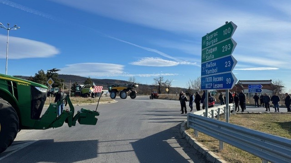 Земеделци с трактори блокират пътища в цялата страна