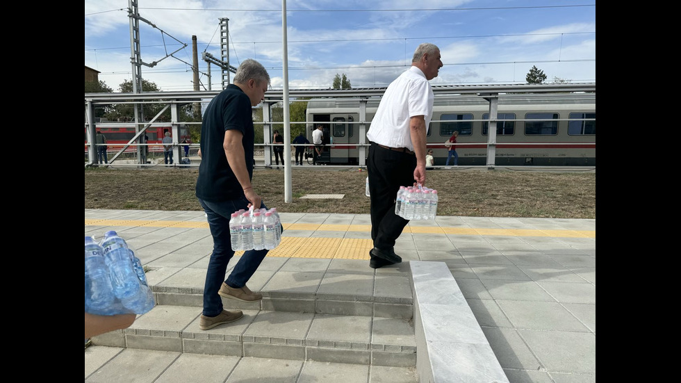 Пожар на локомотив спря влака София-Варна край Чирпан