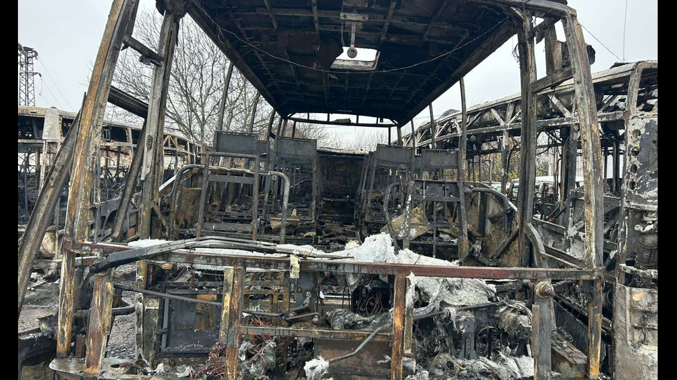 Пожар изпепели няколко автобуса, два буса и леки коли в Костинброд