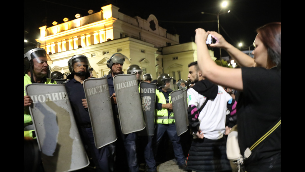 Бомбички, бутилки и павета полетяха към полицаите на протеста в София