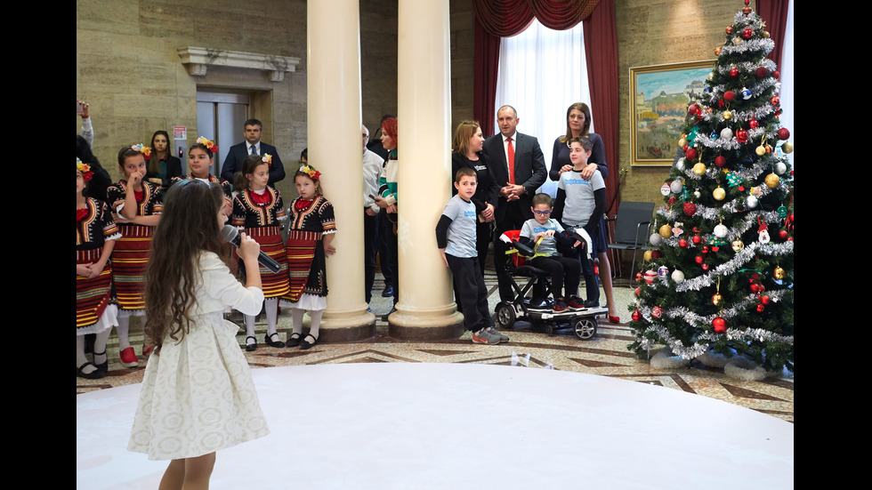 Румен Радев и децата на „Българската Коледа” украсиха елхата в президентството