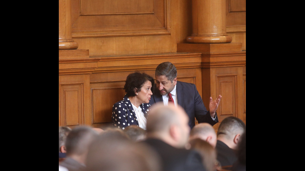 Депутатите обсъждат отстраняването на председателя на парламента