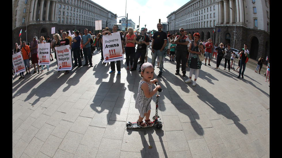 Родители на протест пред Министерския съвет в София