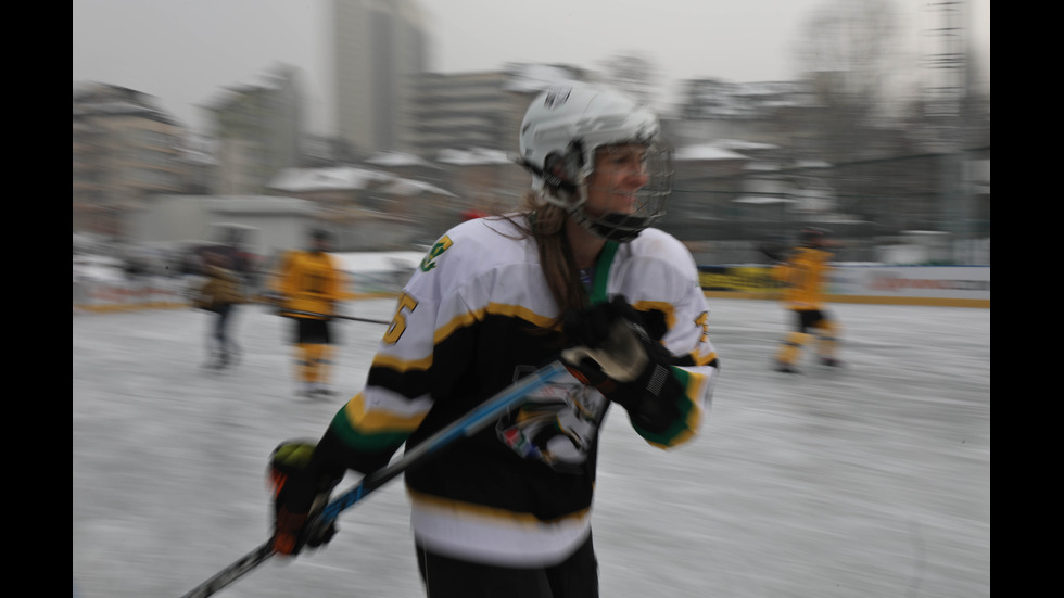 Откриха новия сезон на ледената пързалка "Спортна София"