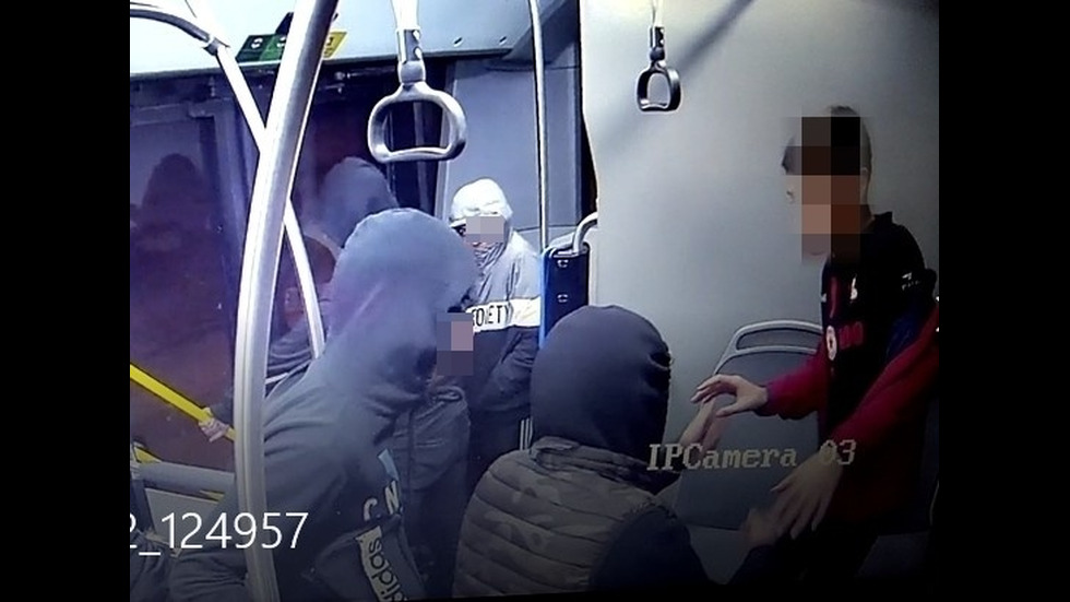 СДВР показа нападателите на момчето в столичния автобус