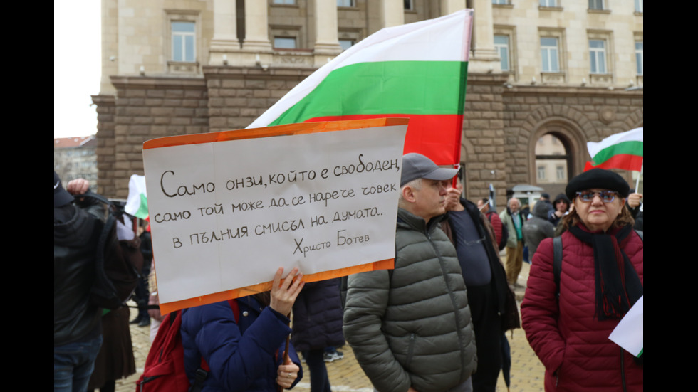 Протест срещу антиCOVID мерките в центъра на София, премиерът отиде при демонстрантите