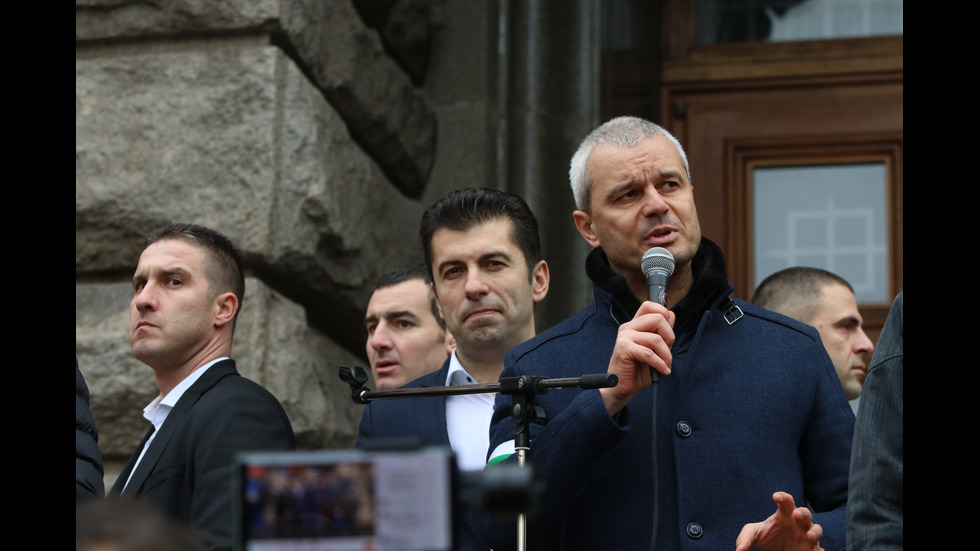 Протест срещу антиCOVID мерките в центъра на София, премиерът отиде при демонстрантите