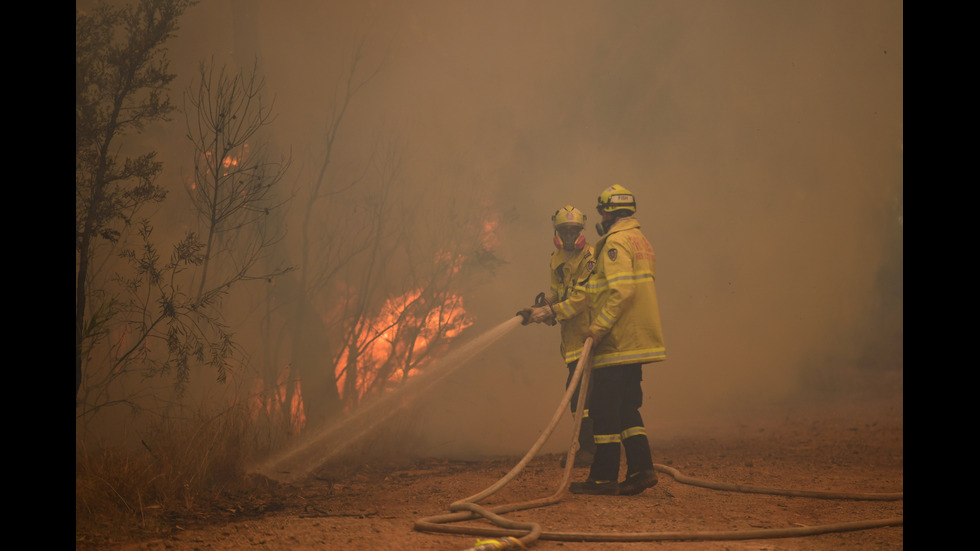 Продължава борбата с пожарите в Австралия