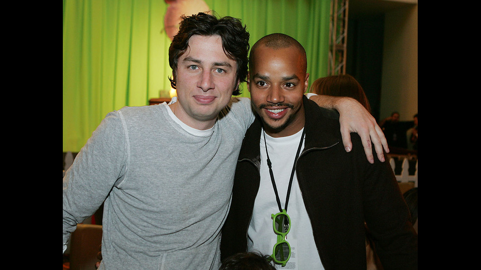 Екранни партньори от сериали, които запазиха приятелството си