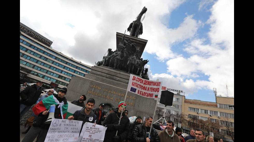 Протест пред Народното събрание с искане за референдум